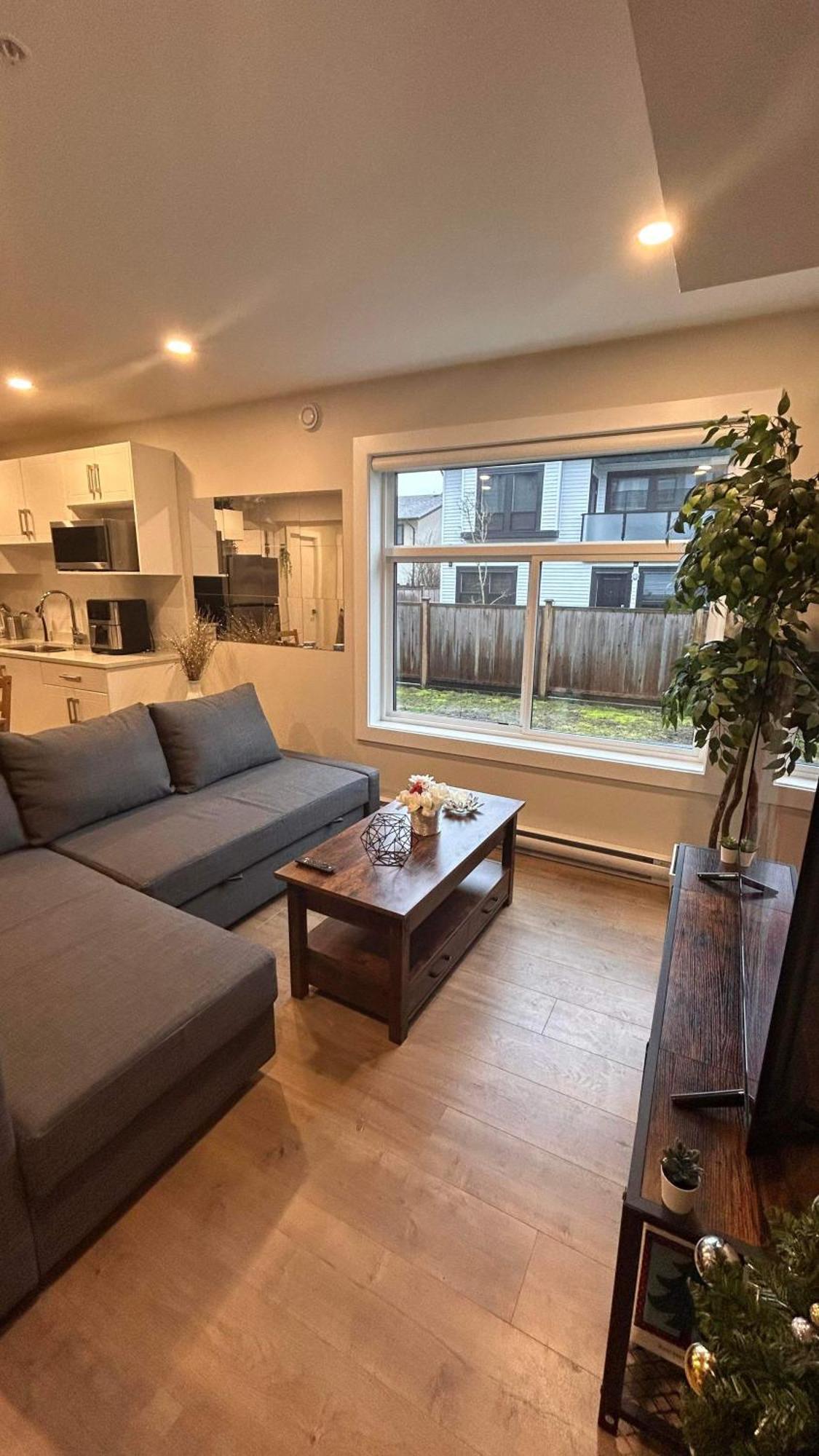 New, Spacious 2 Bedrooms In Downtown With Free Parking! Maple Ridge Exteriér fotografie